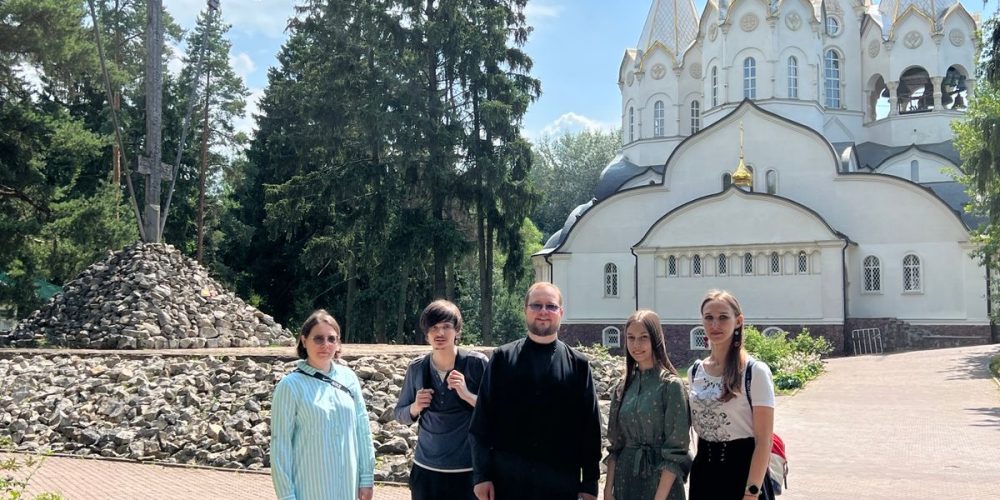 Молодежь храма Тихвинской иконы Божией Матери, Патриаршего подворья в Алексеевском г. Москвы, совершила поездку на Бутовский полигон