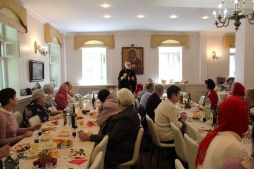 В храме Покрова Пресвятой Богородицы в Медведкове устроили пасхальный праздник для прихожан «серебряного возраста»