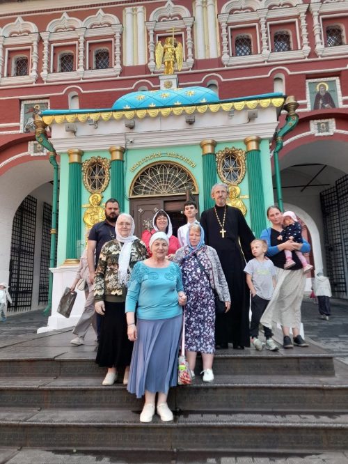 Настоятель храма Усекновения главы Пророка, Предтечи и Крестителя Господня Иоанна в поселке Северный совершил молебен с акафистом в Иверской часовне на Красной площади