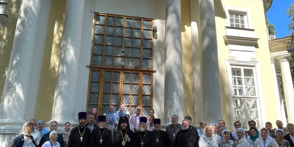 Архиепископ Фома возглавил торжества в честь престольного праздника храма Владимирской иконы Божией Матери в Виноградове г. Москвы