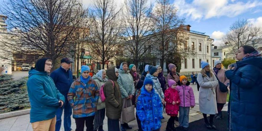 Воспитанники воскресной школы храма иконы Божией Матери «Живоносный Источник» в Бибиреве посетили Марфо-Мариинскую обитель