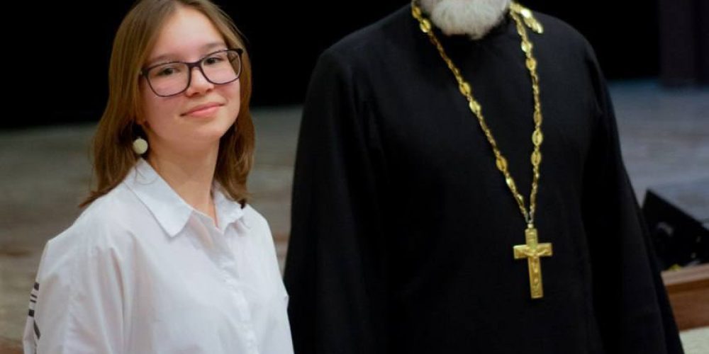 Клирик храма иконы Божией Матери Живоносный Источник в Бибиреве наградил победительницу Олимпиады «История и культура храмов столицы и городов России 2024»