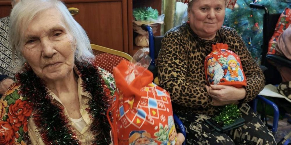 Храм Казанской иконы Божьей Матери в Лосиноостровской поздравил с Рождеством Христовым подопечных пансионата «Опора»