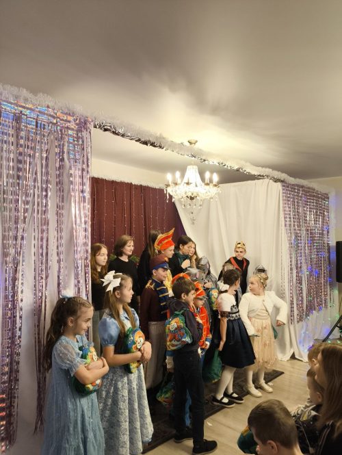 Молодежный отдел храма Казанской иконы Божьей Матери в Лосиноостровской вместе с детьми воскресной школы поставили спектакль «Щелкунчик»