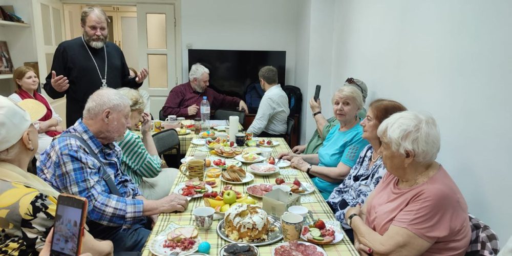 Клирик храма Живоначальной Троицы в Останкино поздравил с Пасхой членов Марфинского отделения общества инвалидов