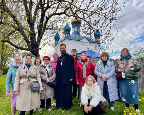 Прихожане храма Ризоположения в Леонове совершили паломничество ко Святыням Гороховца