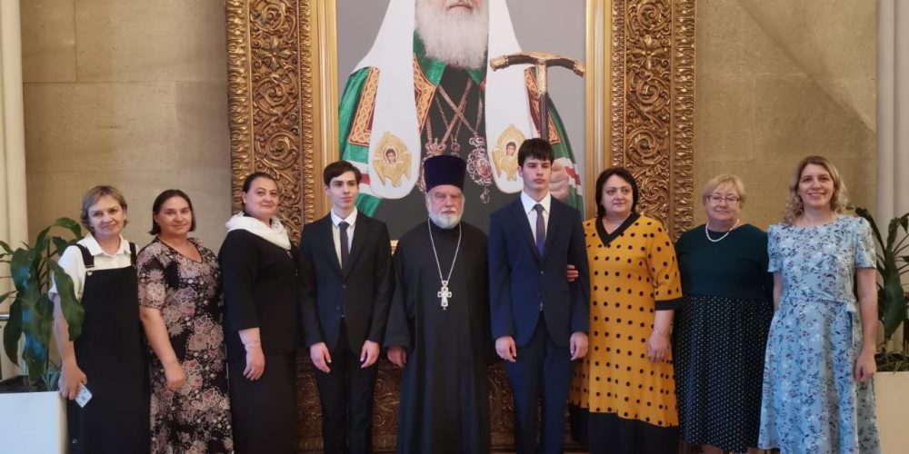 Выпускники православной школы имени преподобного Сергия Радонежского в усадьбе Свиблово приняли участие в торжественных мероприятиях в Храме Христа Спасителя