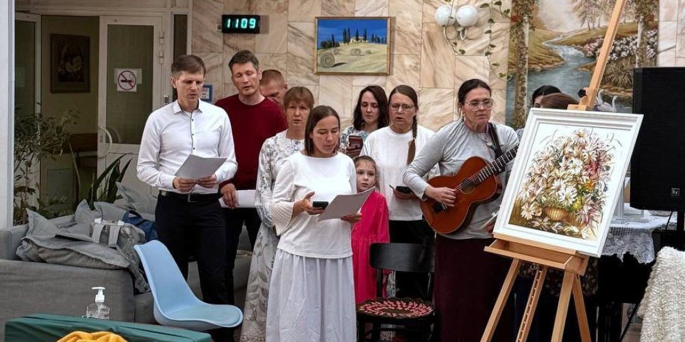 Прихожане храма Ризоположения в Леонове стараются не забывать о пациентах хосписа «Ростокино», расположенного по соседству