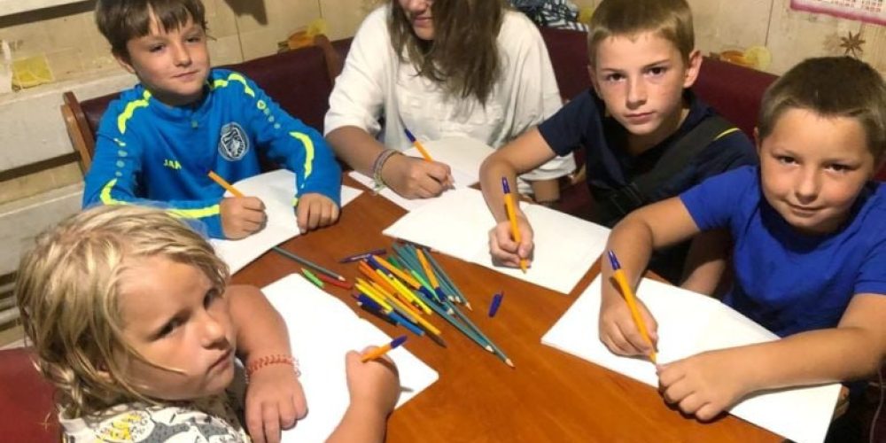 Прихожане храмов преподобного Сергия Радонежского и Собора Московских Святых в Бибиреве принимают участие в сборе письменных принадлежностей для школьников Северодонецка