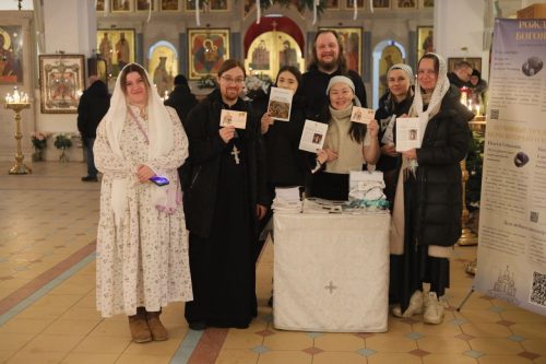 В Святые дни миссионеры храма иконы Божией Матери «Неопалимая Купина» в Отрадном в перерыве между праздничными службами несли людям Рождественское благовестие