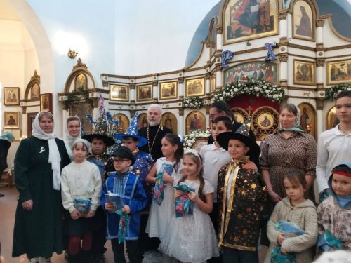 В храме иконы Божией Матери «Живоносный источник» в Бибиреве воспитанники воскресной школы показали рождественский спектакль