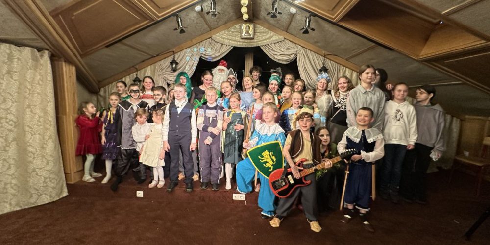 Ученики детской воскресной школы при храме Покрова Пресвятой Богородицы в Медведкове поставили спектакль «Новые приключения Маши и Вити в волшебном лесу»