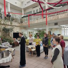 Клирик храма Ризоположения в Леонове совершил Великое освящение воды в хосписе «Ростокино»