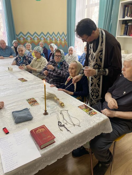 Клирик храма Живоначальной Троицы в Усадьбе Свиблово совершил таинство Соборования в центре для пожилых людей «Вторая молодость»