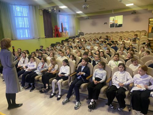 Методист храма преподобного Серафима Саровского в Раеве провела рождественский «КИНОурок» в школе №171