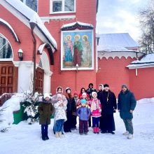 Дети из центра поддержки семьи и детства «Отрадное» стали гостями храма святых мучеников Адриана и Наталии в Бабушкине и посмотрели представление в воскресной школе