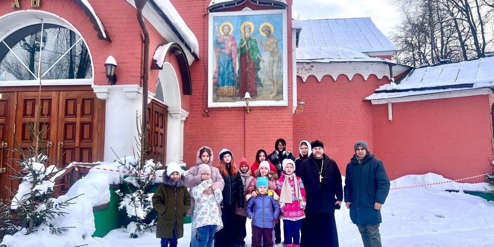 Дети из центра поддержки семьи и детства «Отрадное» стали гостями храма святых мучеников Адриана и Наталии в Бабушкине и посмотрели представление в воскресной школе