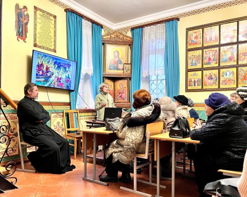 В храме святых мучеников Адриана и Наталии в Бабушкине для участников проекта «Московское долголетие» прошла беседа, посвященная истории России