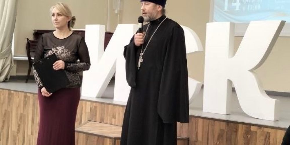 Клирик храма святых мучеников Адриана и Наталии в Бабушкине напутствовал участников Сретенского бала в Институте Славянской культуры