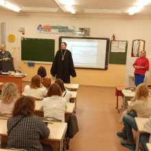 Перед родителями третьеклассников школы №1499 выступили общественные методисты от храма святых равноапостольных Мефодия и Кирилла в Ростокине