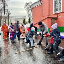 Начало Масленичной недели ученики воскресной школы храма святых мучеников Адриана и Наталии в Бабушкине отметили участием в играх-соревнованиях