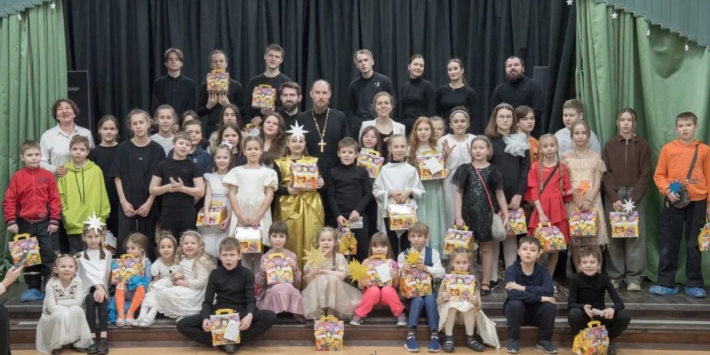 Рождественский праздник воспитанников воскресной школы храма Ризоположения в Леонове