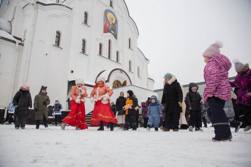 Рождественские гуляния прошли при храме Казанской иконы Божией Матери в Лосиноостровской