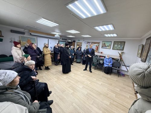 Художник-живописец Илья Лысенков открыл выставку своих картин в здании воскресной школы при храме святителя Макария (Невского), митрополита Московского и Коломенского, в Бутырском