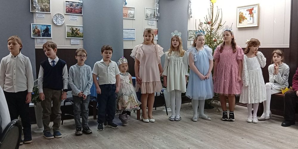 В воскресной школе храма святого благоверного князя Димитрия Донского в Раеве прошли праздничные мероприятия, посвященные празднику Рождества Христова