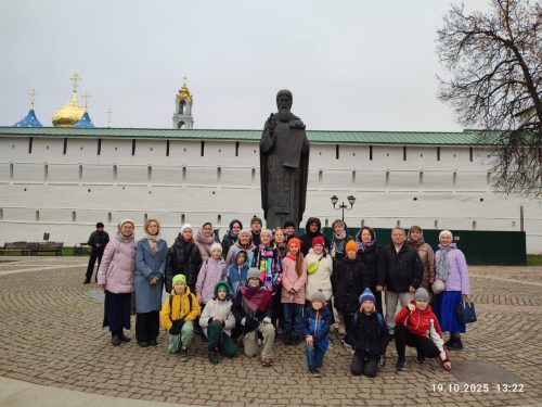 Группа прихожан храма Владимирской иконы Божией Матери в Виноградове вместе с учениками воскресной школы «Виноградинка» посетили одно из главных мест русского православия — Свято-Троицкую Сергиеву Лавру
