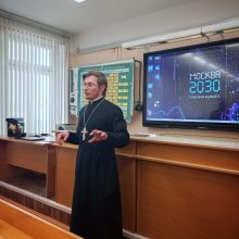 Клирик храма иконы Божией Матери «Отрада и Утешение» в Ярославском провел встречу «Семь вопросов священнику» в школе № 760
