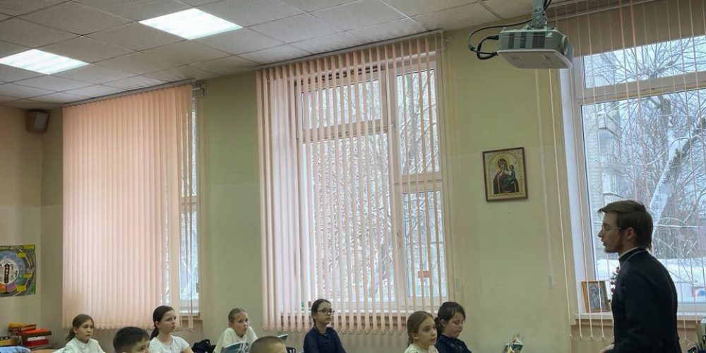 Клирик храма иконы Божией Матери «Отрада и Утешение» в Ярославском провел урок для четвероклассников школы №760