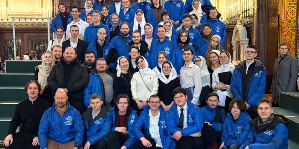 Молодежь Северо-Восточного викариатства приняла участие в Литургии в Храме Христа Спасителя в День православной молодёжи