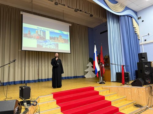 Клирик храма святой равноапостольной великой княгини Ольги в Останкине принял участие в родительском собрании в школе №1415