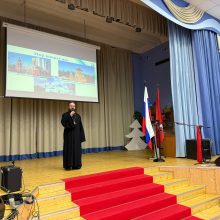 Клирик храма святой равноапостольной великой княгини Ольги в Останкине принял участие в родительском собрании в школе №1415