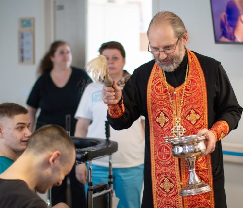 Клирик храма святых мучеников Адриана и Наталии в Бабушкине поздравил с Пасхой жителей социального дома «Ярославский»