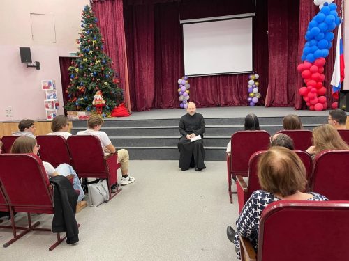 Клирик храма святых мучеников Адриана и Наталии в Бабушкине встретился со старшеклассниками в школе 1537