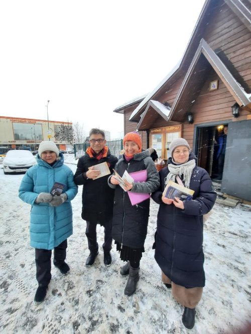 В праздник Рождества Христова миссионеры храма Покрова Пресвятой Богородицы в Медведкове провели свою первую самостоятельную уличную миссию
