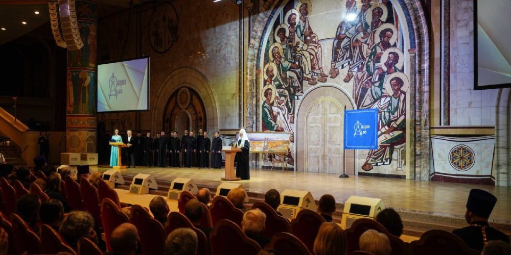 Святейший Патриарх Кирилл встретился с добровольцами проекта «Общее дело. Возрождение деревянных храмов Севера». Встречу посетил архиепископ Егорьевский Матфей