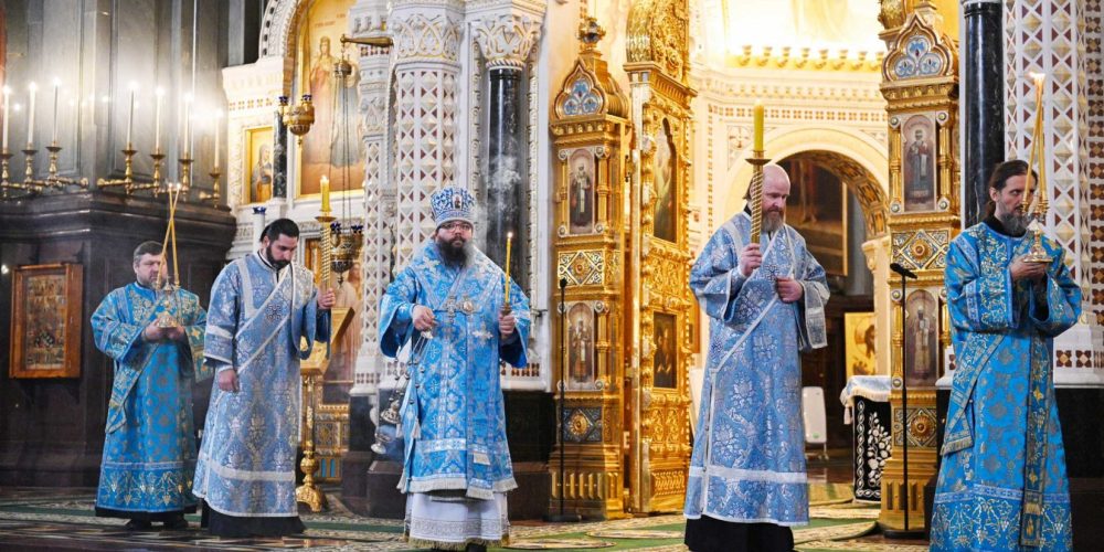 Архиепископ Егорьевский Матфей сослужил Святейшему Патриарху Кириллу на утрени с чтением акафиста Пресвятой Богородице в Храме Христа Спасителя