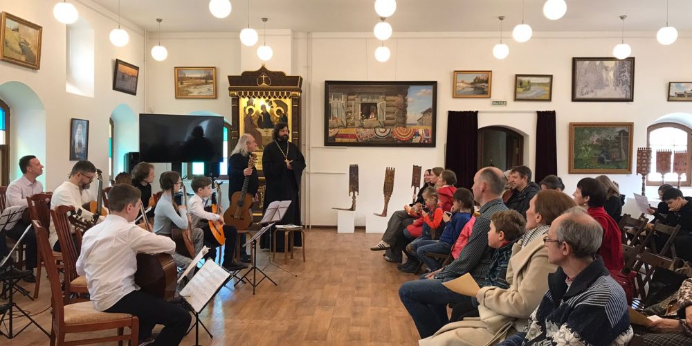 Концерт гитарного ансамбля прошел при храме преподобного Серафима Саровского в Раеве