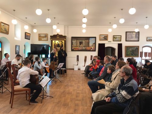 Концерт гитарного ансамбля прошел при храме преподобного Серафима Саровского в Раеве