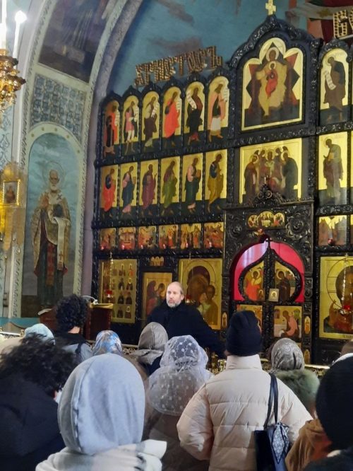 Экскурсия для будущих лингвистов и искусствоведов в храме святых мучеников Адриана и Наталии в Бабушкине