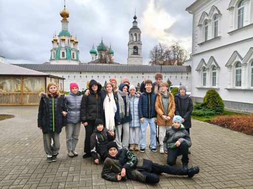 Подростки храма иконы Божией Матери «Отрада и Утешение» в Ярославском провели осенние каникулы в Толгском монастыре