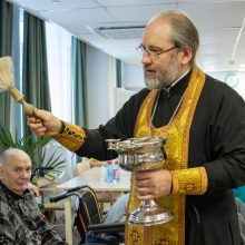 В преддверии праздника Сретения Господня клирик храма святых мучеников Адриана и Наталии в Бабушкине навестил проживающих в социальном доме «Ярославский»