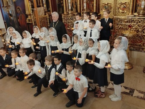 Колядки и песни о Рождестве исполнили школьники в храме Покрова Пресвятой Богородицы в Медведкове