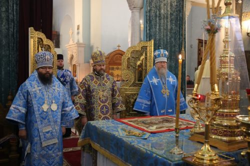 В праздник иконы Божией Матери «Знамение» архиепископ Егорьевский Матфей сослужил архиепископу Одинцовскому и Красногорскому Фоме за Божественной литургией в Знаменском храме в Кунцеве