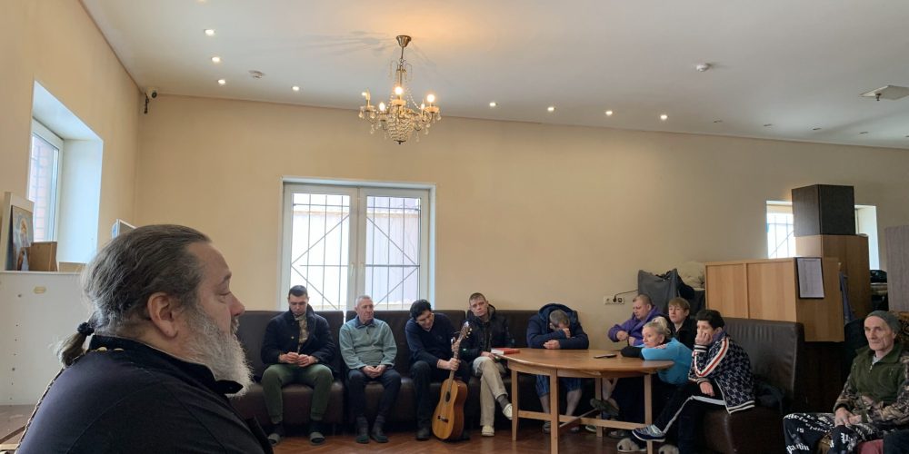 Клирик храма преподобного Сергия Радонежского в Бибиреве с группой помощников посетил «Дом трудолюбия Ной» в деревне Ховрино Московской области