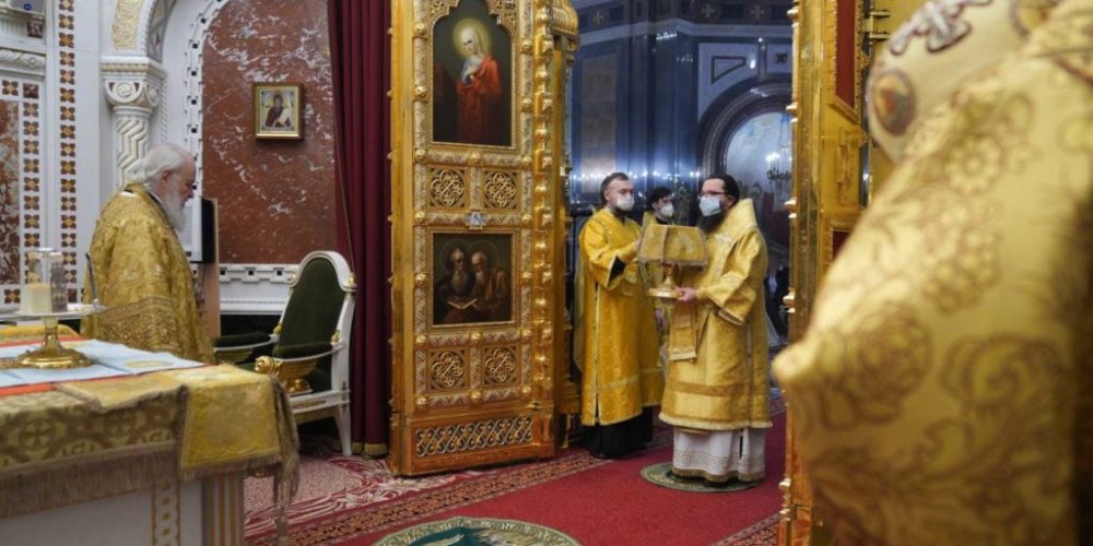 Архиепископ Егорьевский Матфей сослужил Святейшему Патриарху Кириллу за Божественной литургией в Храме Христа Спасителя