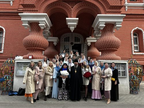Молебен для участниц конкурса «Миссис Москва 2025» в храме Живоначальной Троицы при бывшем приюте Бахрушиных